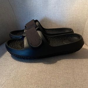 Men’s black Allbird slides